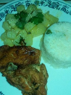 Una foto de Papas en mantequilla con Arroz blanco y pollo teriyaki