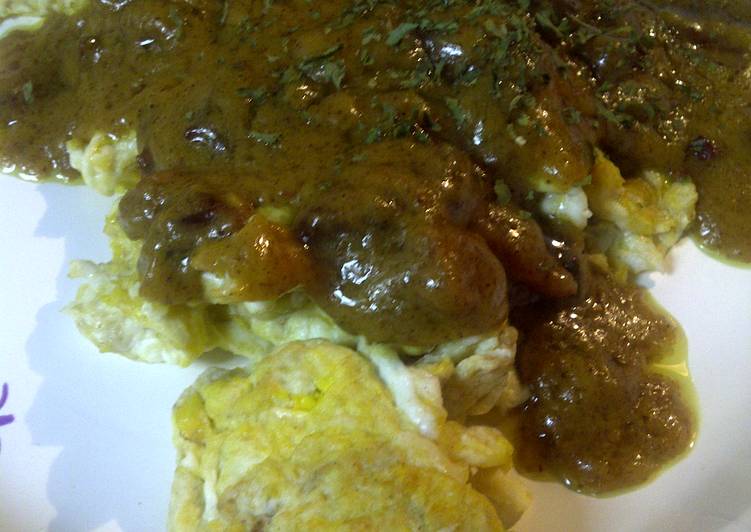 Get Lunch of Bacon curry sauce on eggs