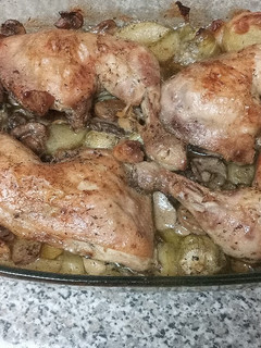 Una foto de Contramuslos de pollo al horno con alcachofas, patatas y champis