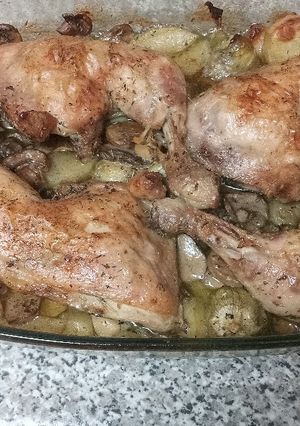 Foto principal de Contramuslos de pollo al horno con alcachofas, patatas y champis