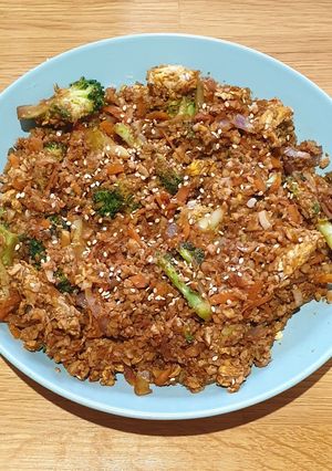 Foto principal de Coliarroz con huevo, gambas/pollo y verduras estilo asiático