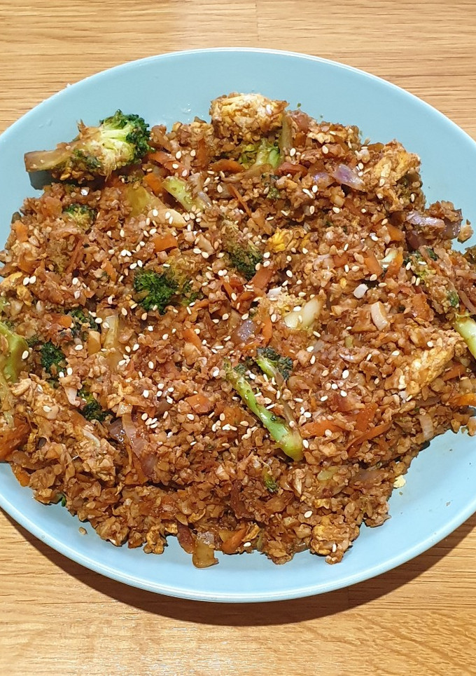 Una foto de Coliarroz con huevo y verduras estilo asiático