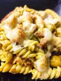Fusilli N°98 con cherrys, aceitunas y bacon al pesto suave de pistachos
