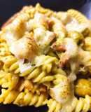 Fusilli N°98 con cherrys, aceitunas y bacon al pesto suave de pistachos