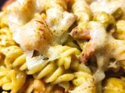 Una foto de fusilli con queso philadelphia