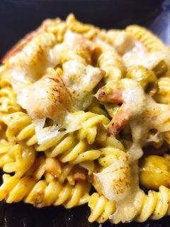 Una foto de Fusilli N°98 con cherrys, aceitunas y bacon al pesto suave de pistachos