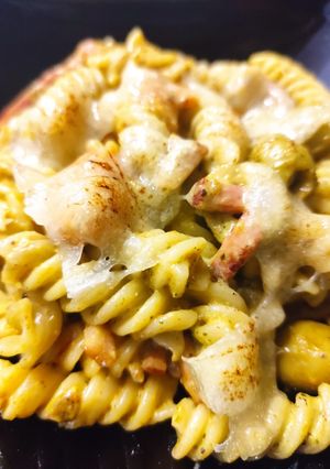 Una foto de Fusilli N°98 con cherrys, aceitunas y bacon al pesto suave de pistachos