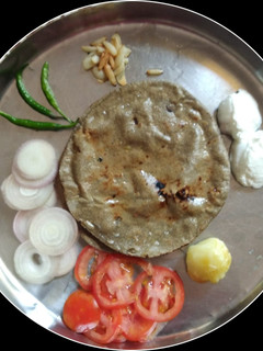 બાજરી નો રોટલો (Bajri Rotlo Recipe in Gujarati) રેસીપી મુખ્ય ફોટો
