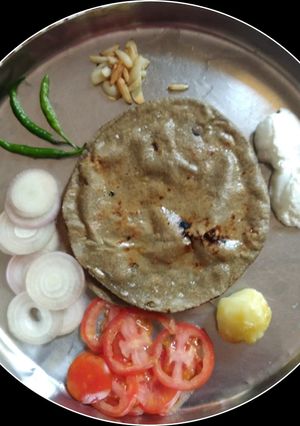 બાજરી નો રોટલો (Bajri Rotlo Recipe in Gujarati) રેસીપી મુખ્ય ફોટો