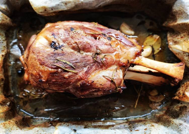 Simple Way to Make Qualsiasi sera della settimana Stinco di maiale alla birra