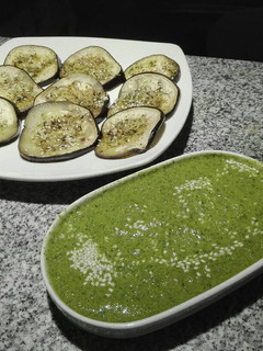 Una foto de Picadillo de berenjenas con salsa de cilantro