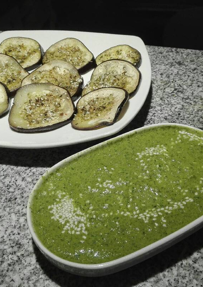 Una foto de Picadillo de berenjenas con salsa de cilantro