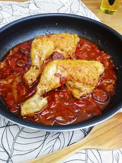 Una foto de Pollo a la vasca con chorizo