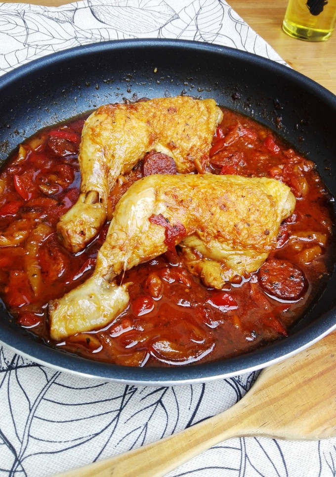 Una foto de Pollo a la vasca con chorizo