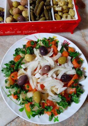 Une photo de Salade pomme de terre carotte oignon persil 🥗