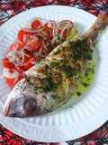 Breca torrada a la plancha con vuelco de tomates cherrys marina