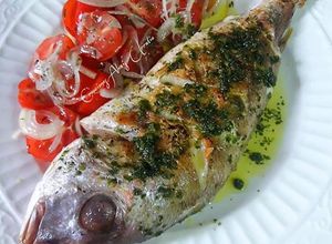 Foto principal de Breca torrada a la plancha con vuelco de tomates cherrys marina