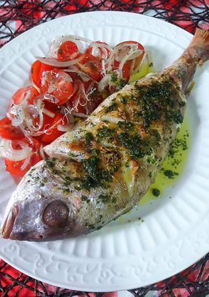 Una foto de Breca torrada a la plancha con vuelco de tomates cherrys marina