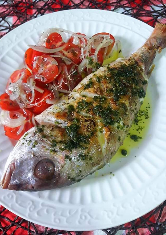 Una foto de Breca torrada a la plancha con vuelco de tomates cherrys marina