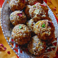 A picture of Antina Unde (gond dryfruits laduu).
