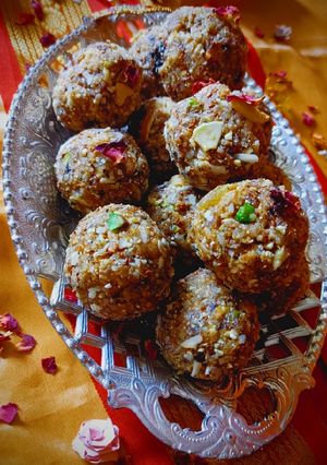 A picture of Antina Unde (gond dryfruits laduu).