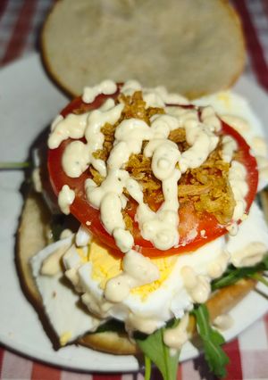 Una foto de Hamburguesa de pollo con espinacas e ingredientes saludables