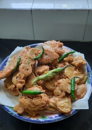 A picture of Jatra til Mirchi bhaji n batata bhaji.