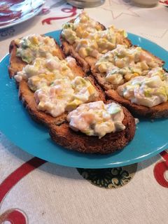 Una foto de 268. Montadito de ensalada de salmón marinado