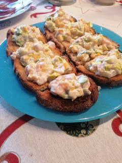 Una foto de 268. Montadito de ensalada de salmón marinado