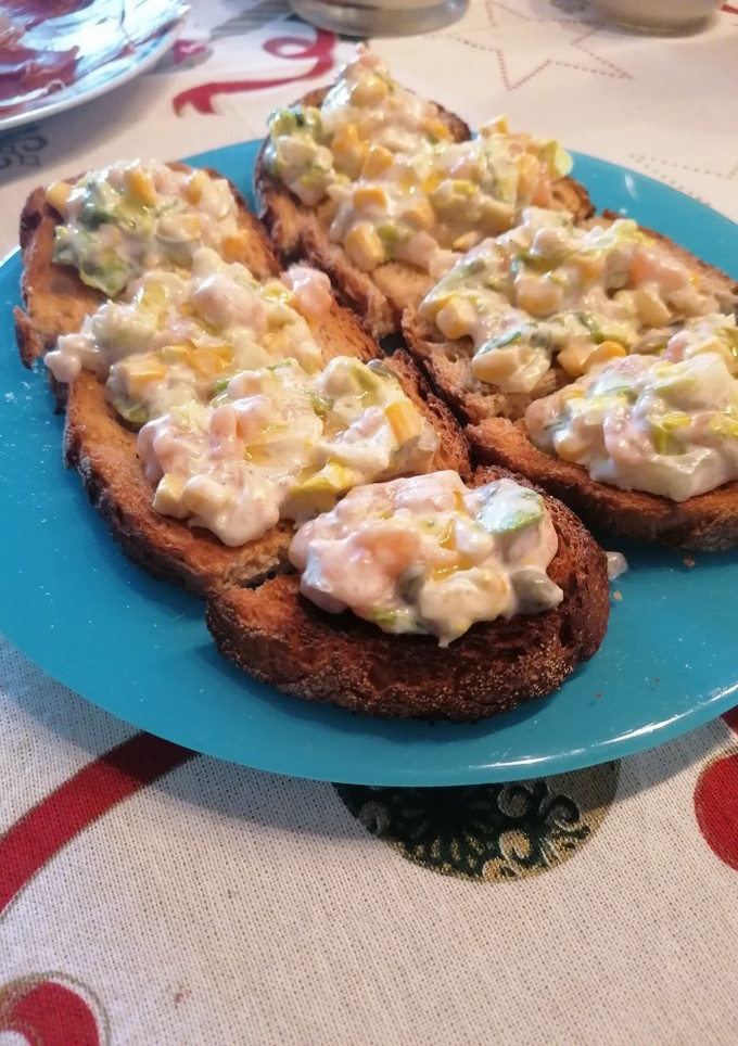 Una foto de 268. Montadito de ensalada de salmón marinado