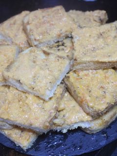 Una foto de Tostadas de pan de molde untadas de mantequilla y gazpacho