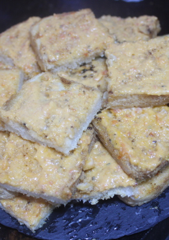 Una foto de Tostadas de pan de molde untadas de mantequilla y gazpacho