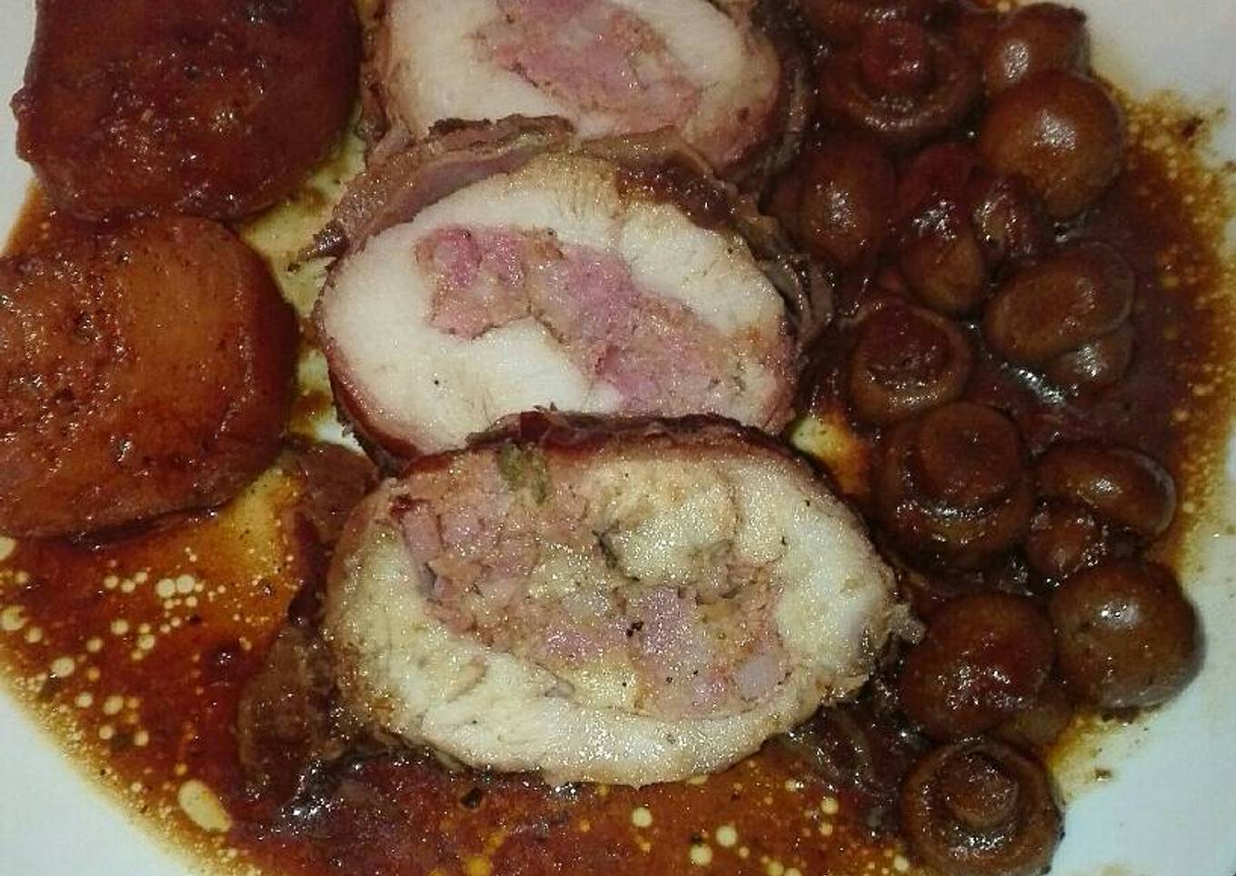 Rollo de pechuga envuelta en beicon rellena de longaniza fresca beicon mozadela y 4 quesos en la olla GM f
