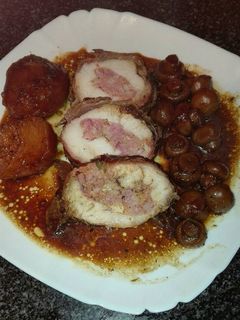 Una foto de Rollo de pechuga envuelta en beicon rellena de longaniza fresca beicon mozadela y 4 quesos en la olla GM f