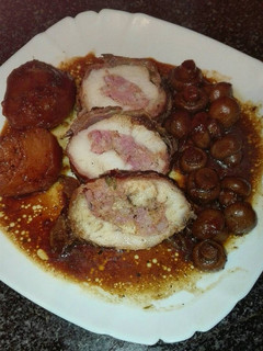 Una foto de Rollo de pechuga envuelta en beicon rellena de longaniza fresca beicon mozadela y 4 quesos en la olla GM f