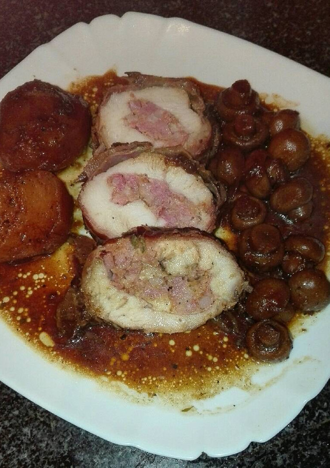 Una foto de Rollo de pechuga envuelta en beicon rellena de longaniza fresca beicon mozadela y 4 quesos en la olla GM f