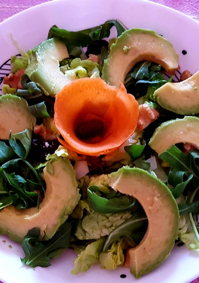 Una foto de Ensalada de aguacate, rúcula, pasas, nueces y zanahoria