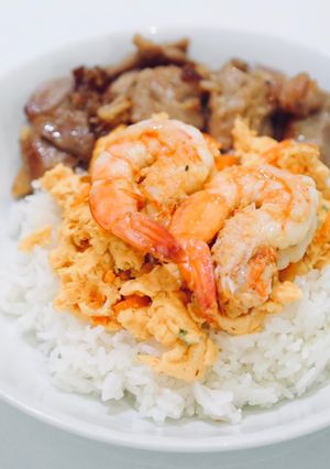 รูปของ ข้าวไข่คนกุ้งกับไก่ทอด