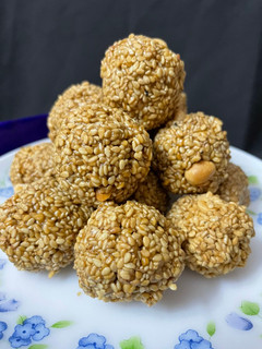 मकर संक्रांति स्पेशल तिल गुड़ के लड्डु(Makar sankranti special til gud ke ladoo recipe in hindi) रेसिपी मुख्य फोटो