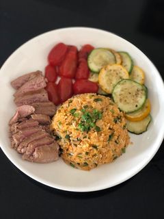 Hình của món Cá ngừ áp chảo và cơm chiên kimchi.