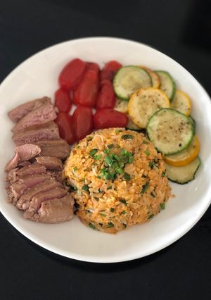 Hình của món Cá ngừ áp chảo và cơm chiên kimchi.