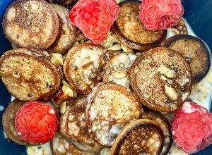 Una foto de Cereal de mini hot cakes de cocoa y café keto