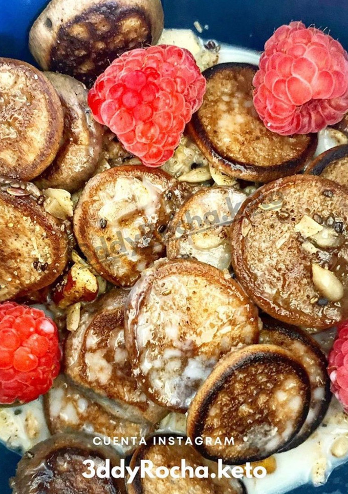 Una foto de Cereal de mini hot cakes de cocoa y café keto