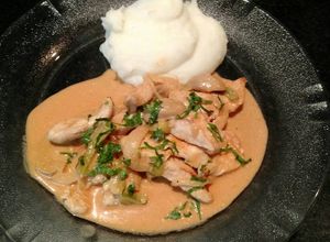 Una foto de Pechugas de pollo con salsa rosada