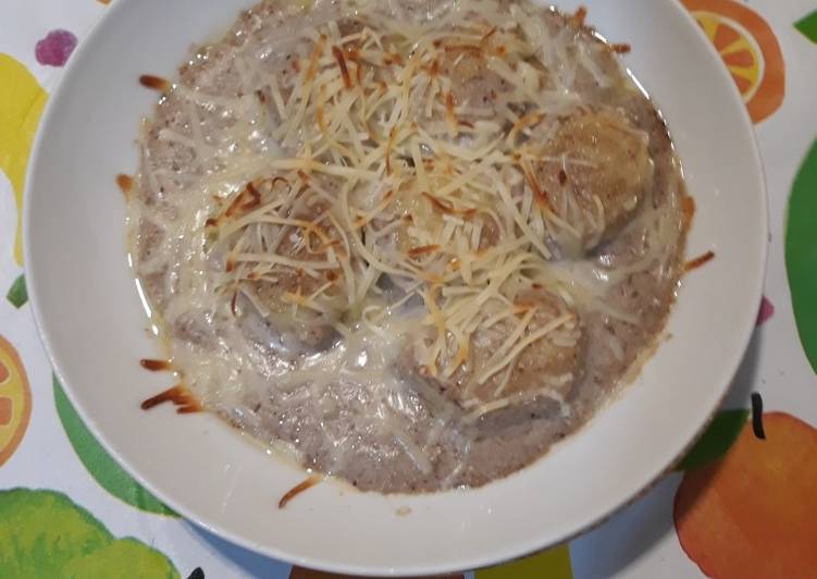 Gnocchis rellenos de pesto con salsa de shiitakes