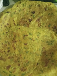 કોથમીર ના થેપલા (Kothmir Thepla Recipe In Gujarati) રેસીપી મુખ્ય ફોટો