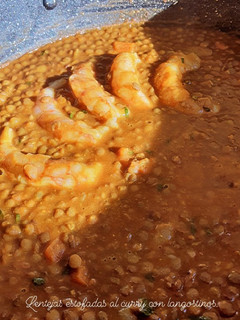 Una foto de Lentejas estofadas al curry con langostinos🥣🦐