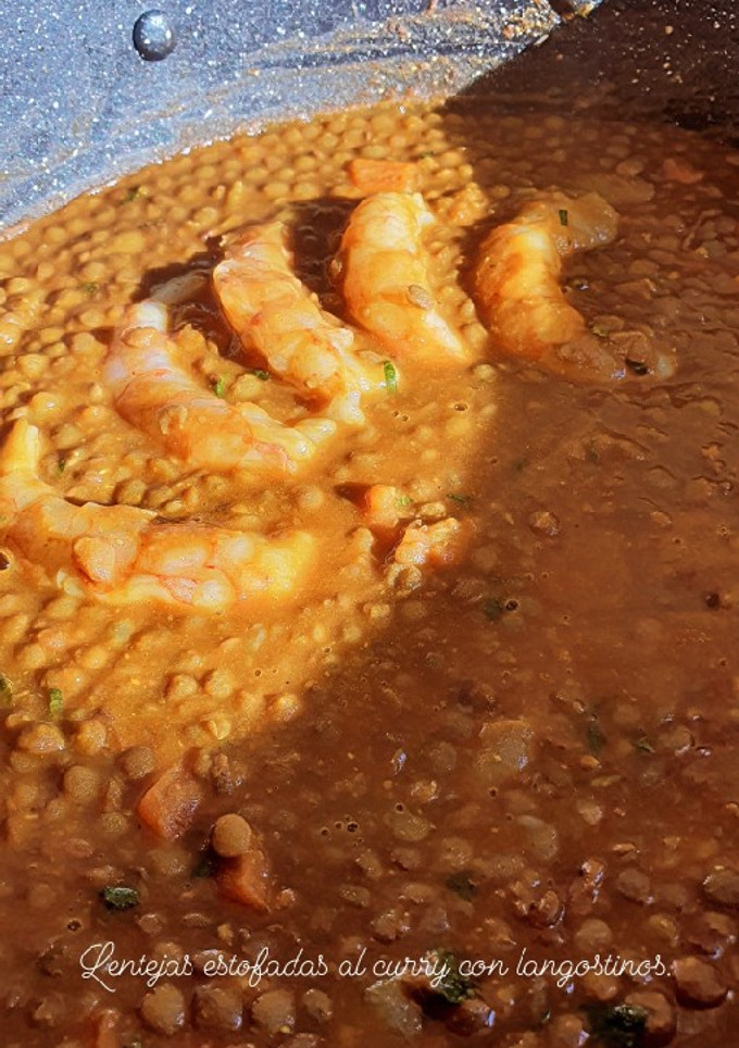 Una foto de Lentejas estofadas al curry con langostinos🥣🦐