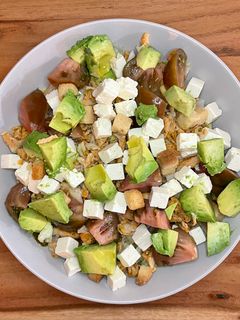 Una foto de 🥗 Ensalada de pollo, queso y aguacate 🍗