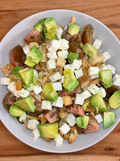 Una foto de 🥗 Ensalada de pollo, queso y aguacate 🍗